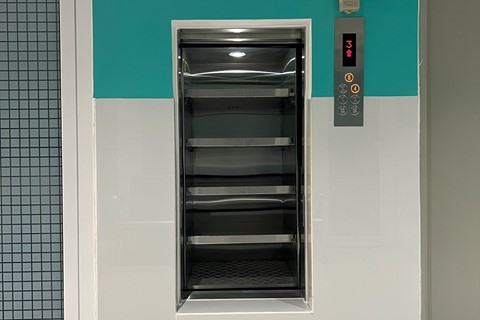 Mối nguy hiểm khôn lường từ thang tải thực phẩm